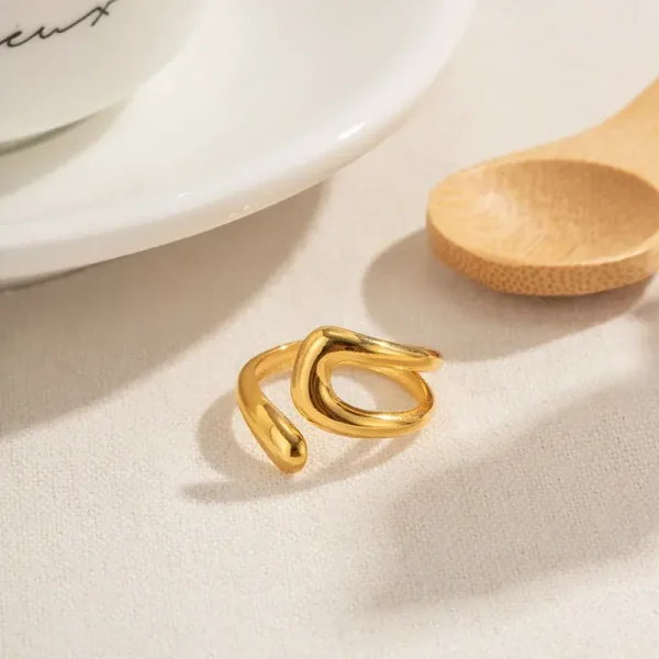 Anillo Movimiento Irregular Dorado