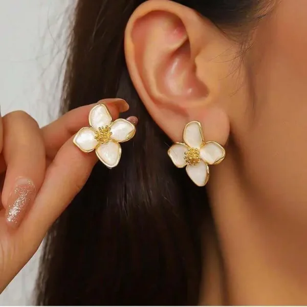 Aretes Flores de Luz Blanca 4 Hojas